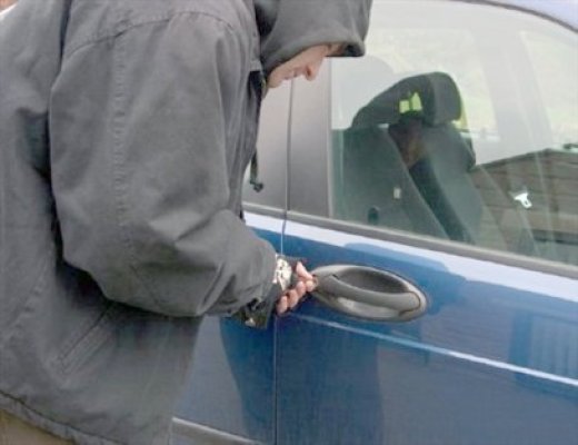 Arestaţi pentru furturi din auto